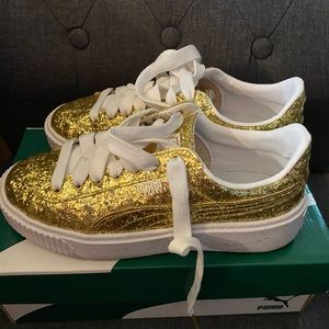 gold glitter pumas